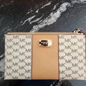 Michael Kors wristlet In Excellent Condition!  Makes a Perfect Gift.